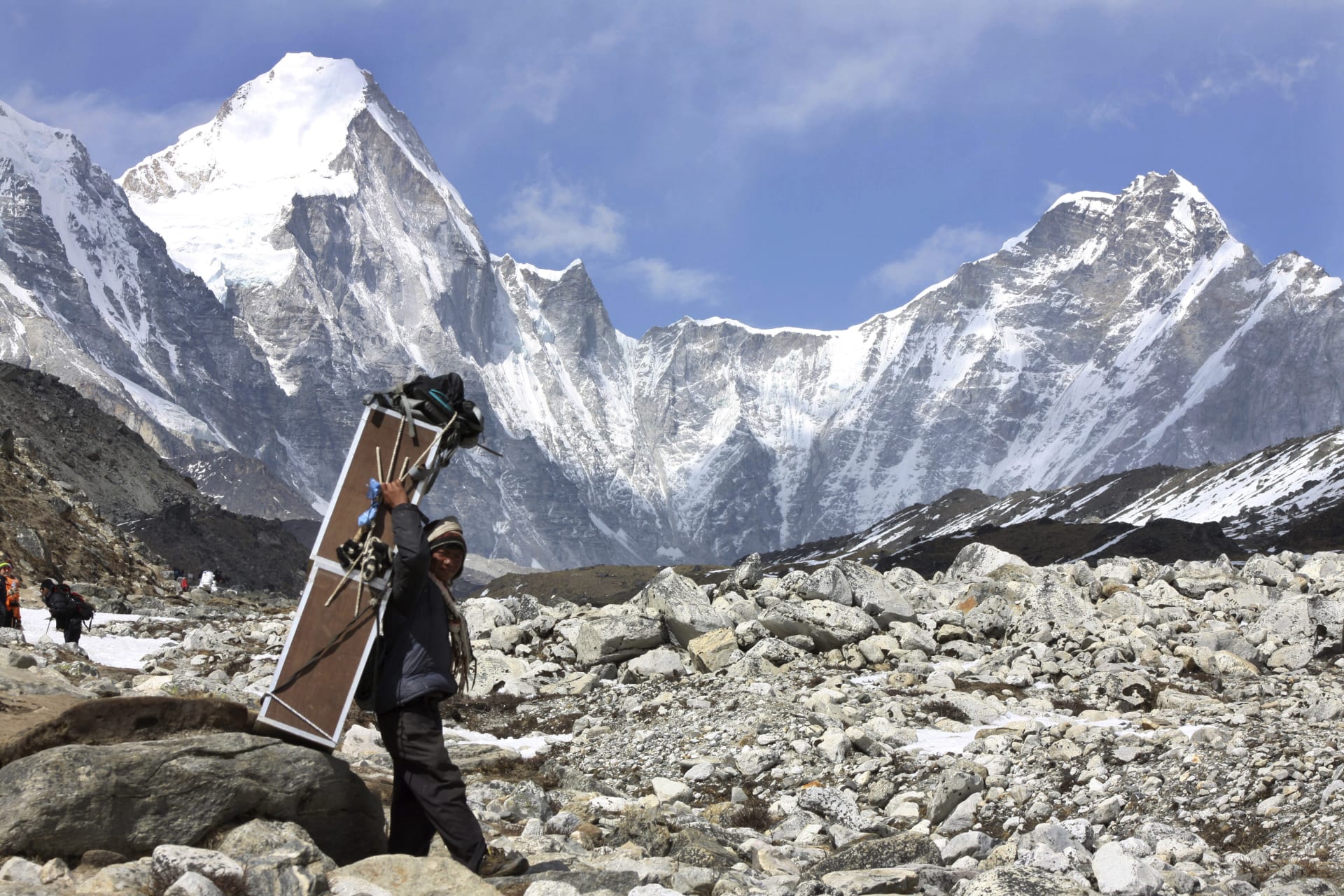 O výšce Mount Everestu se vedly debaty od roku 2015, kdy Nepál postihlo zemětřesení o síle 7,8 stupně, které připravilo o život tisíce lidí a změnilo krajinu této himálajské země. 
