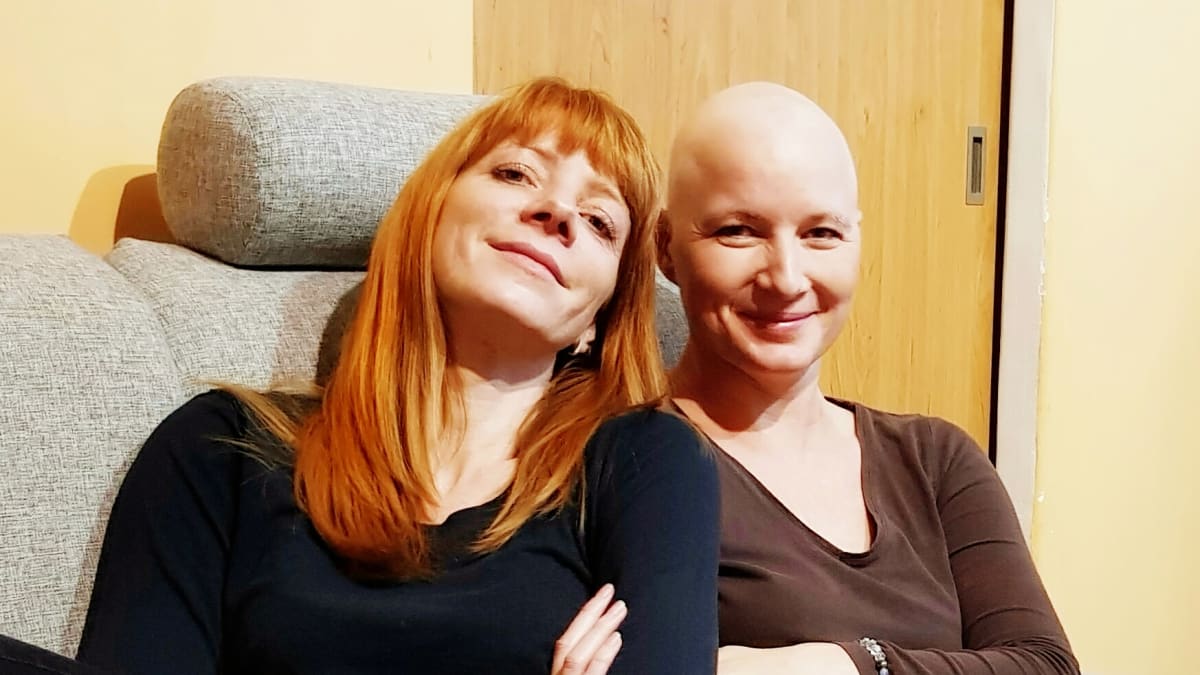 Radana se svou sestrou, která onemocněla rakovinou prsu. 