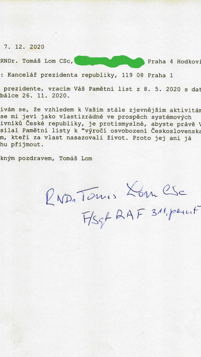 Válečný veterán Lom vrátil Zemanovi pamětní list. Zdroj: Facebook
