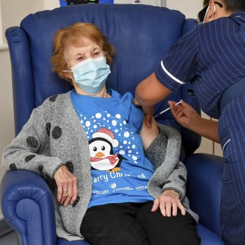 90letá Margaret Keenanová dostala v úterý jako první vakcínu proti covidu-19.