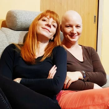 Radana se svou sestrou, která onemocněla rakovinou prsu. 