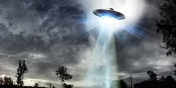 Průzkum: Češi věří víc v mimozemšťany než v Boha. Z přikázání vede „nepokradeš“