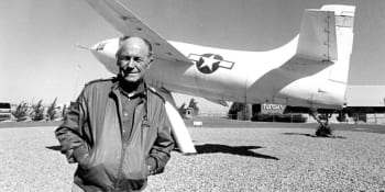 Zemřel pilot Yeager přezdívaný nejrychlejší muž. Jako první překonal rychlost zvuku