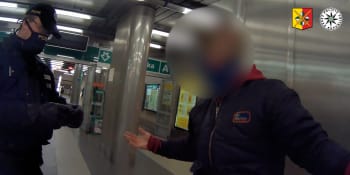 Agresor zbil cestujícího v tramvaji, před policisty se snažil ukrýt v metru 