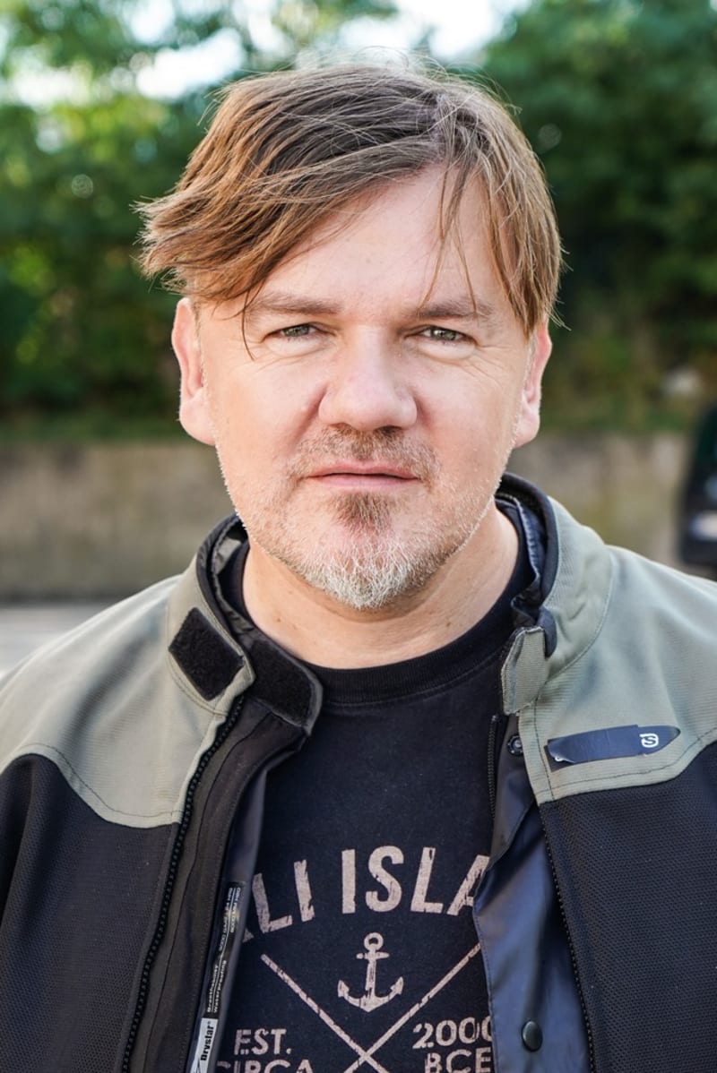 Michal Hrůza si v seriálu Slunečná zahrál sám sebe.