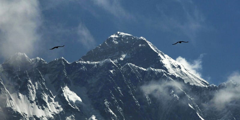 Nejvyšší hora světa Mount Everest je o 86 centimetrů vyšší, než se doposud uvádělo. 