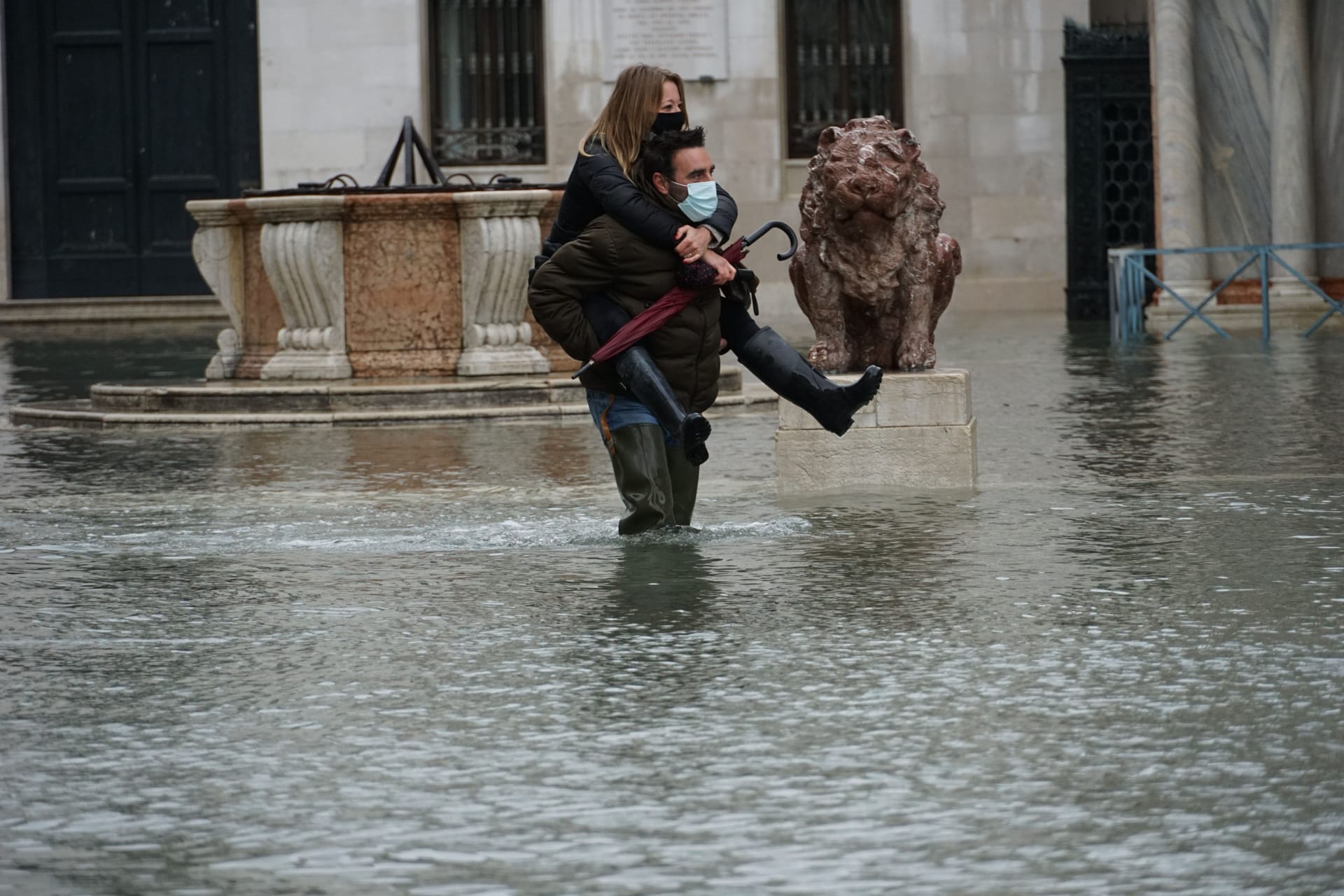 Zajímavý způsob přepravy zvolil v zatopených Benátkách mladý pár.