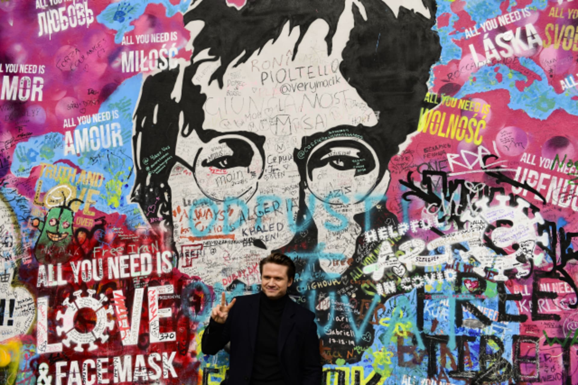 Lennonova zeď zdobí pražské historické centrum města. Brzobohatý ani nemohl natočit videoklip jinde.