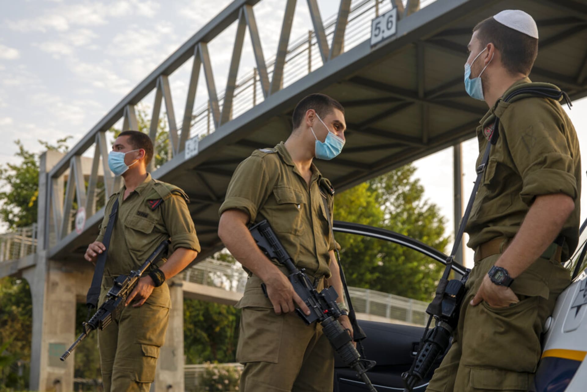 Izraelští vojáci kontrolují občany během přechozího národního lockdownu. 