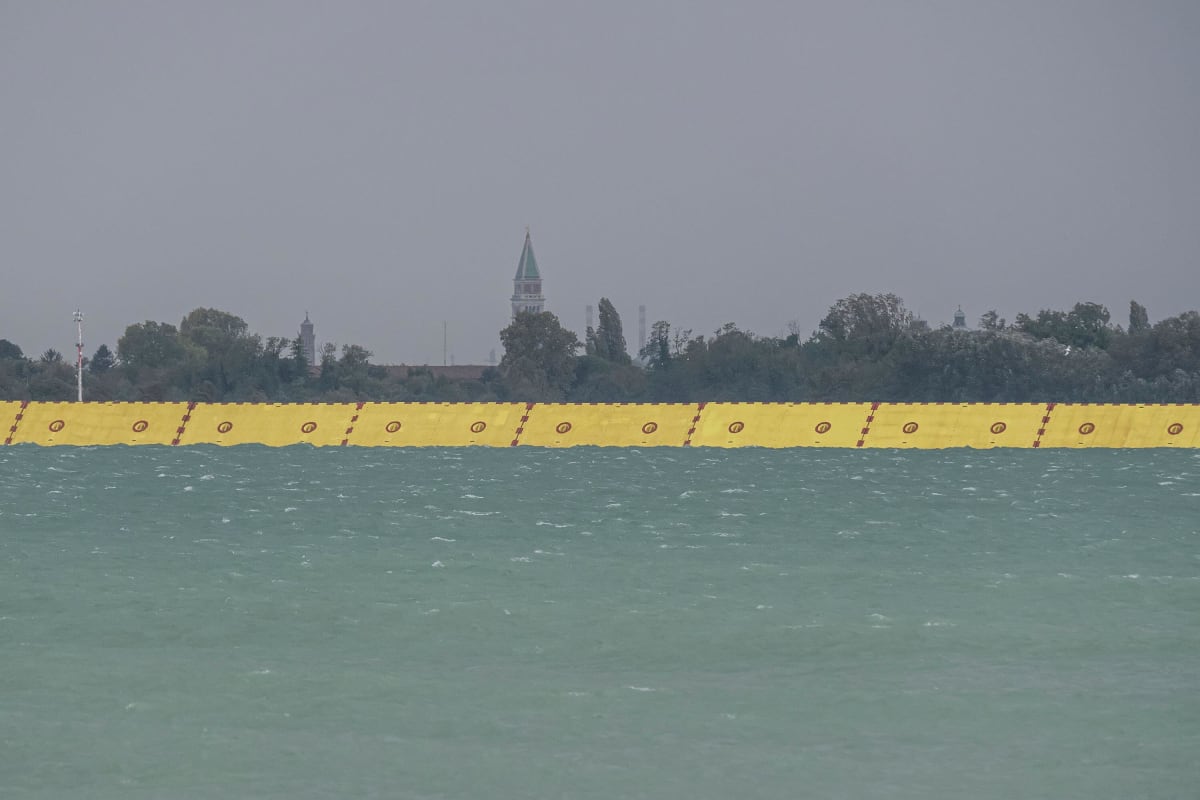 Benátské ochranné zábrany před povodněmi.