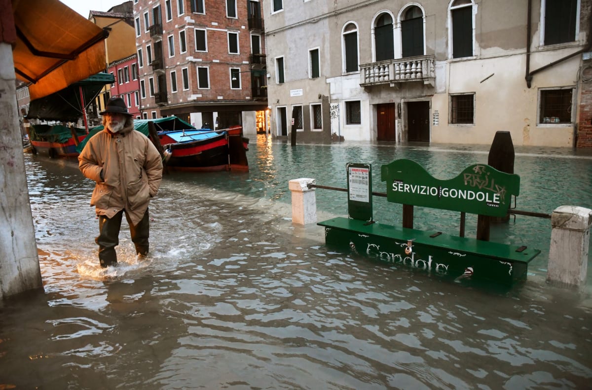 Stanoviště gondoly v zatopených Benátkách.