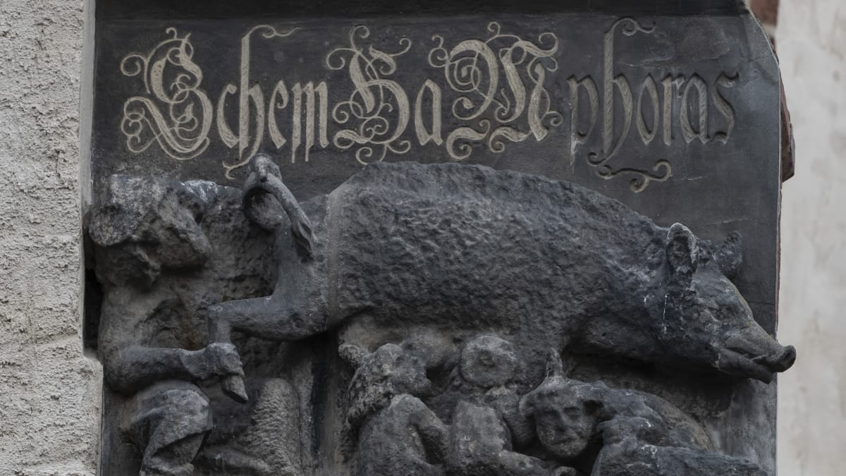 Protižidovské reliéfy na bavorských památkách by měly zůstat na svém místě, jejich historie by měla být ale jasně a viditelně vysvětlená.