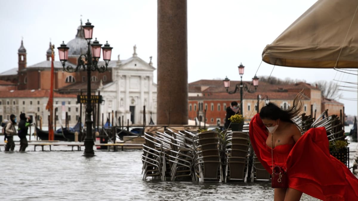 Žena u Náměstí svatého Marka v zatopených Benátkách.