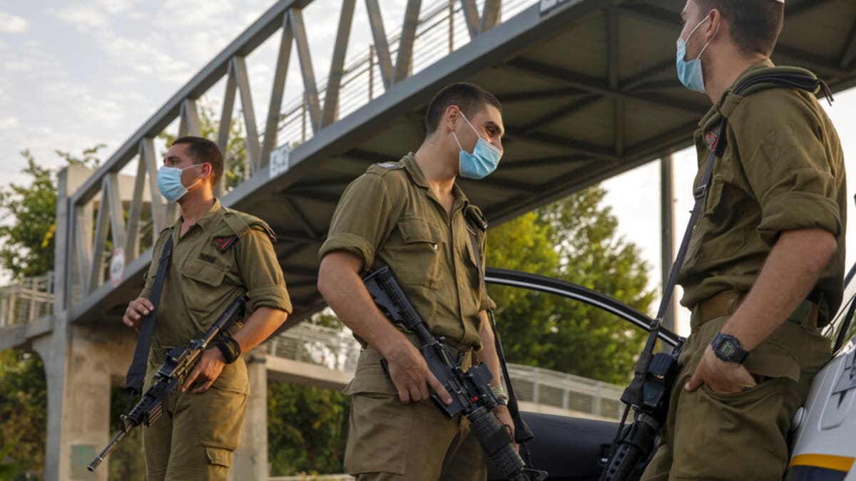 Izraelští vojáci kontrolují občany během přechozího národního lockdownu. 