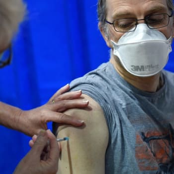 Ve Velké Británii už aplikují očkování na koronavirus
