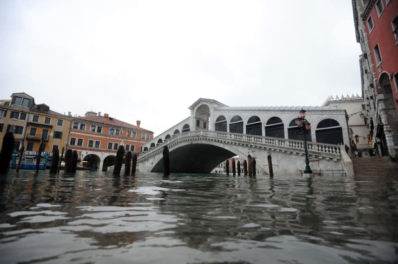 Ikonický most Rialto v Benátkách.