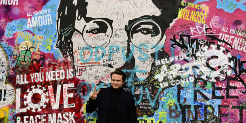 Lennonova zeď zdobí pražské historické centrum města. Brzobohatý ani nemohl natočit videoklip jinde.