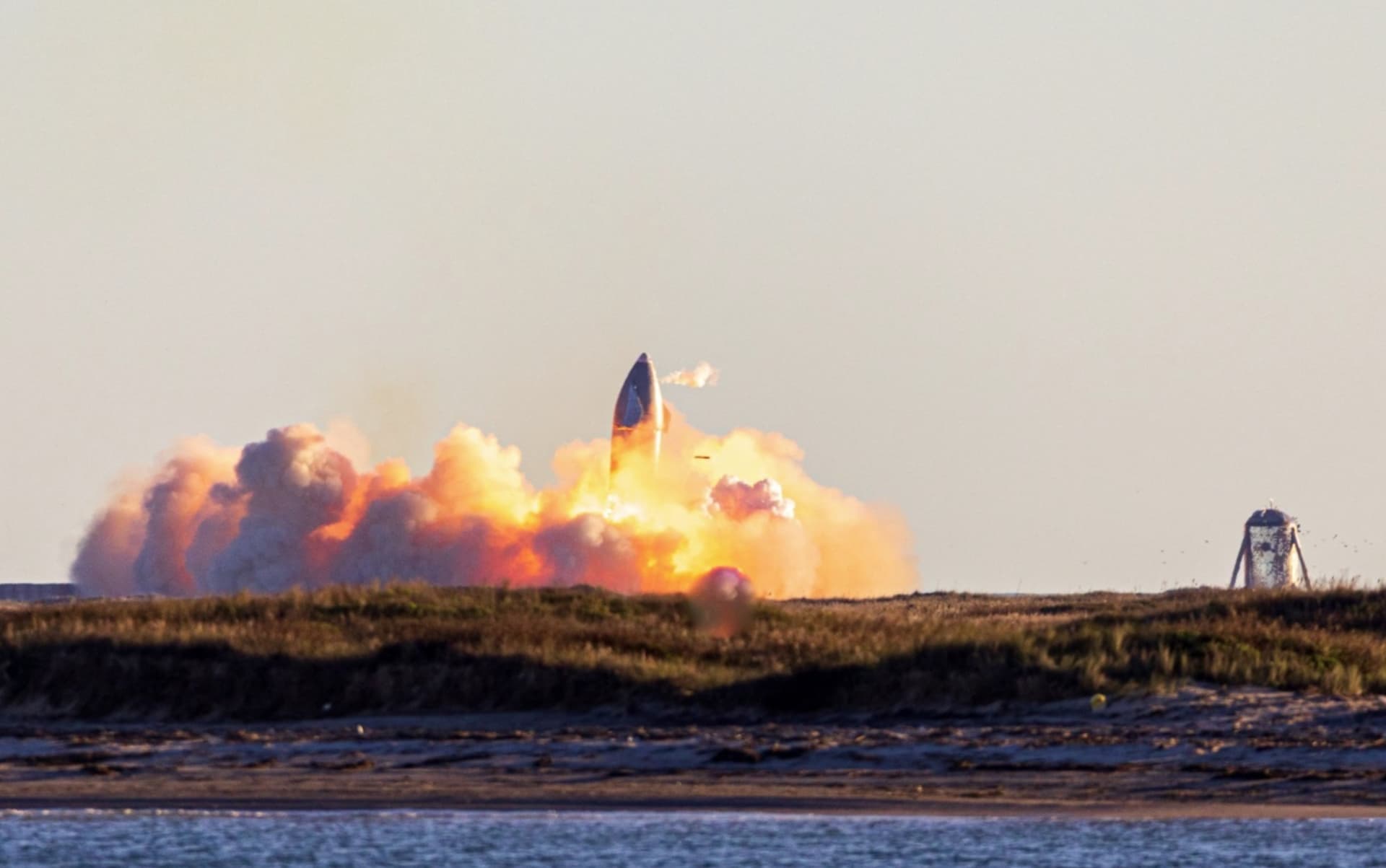 Prototyp rakety společnosti SpaceX se při přistání roztrhl (Foto: TESLARATI/Richard Angle)