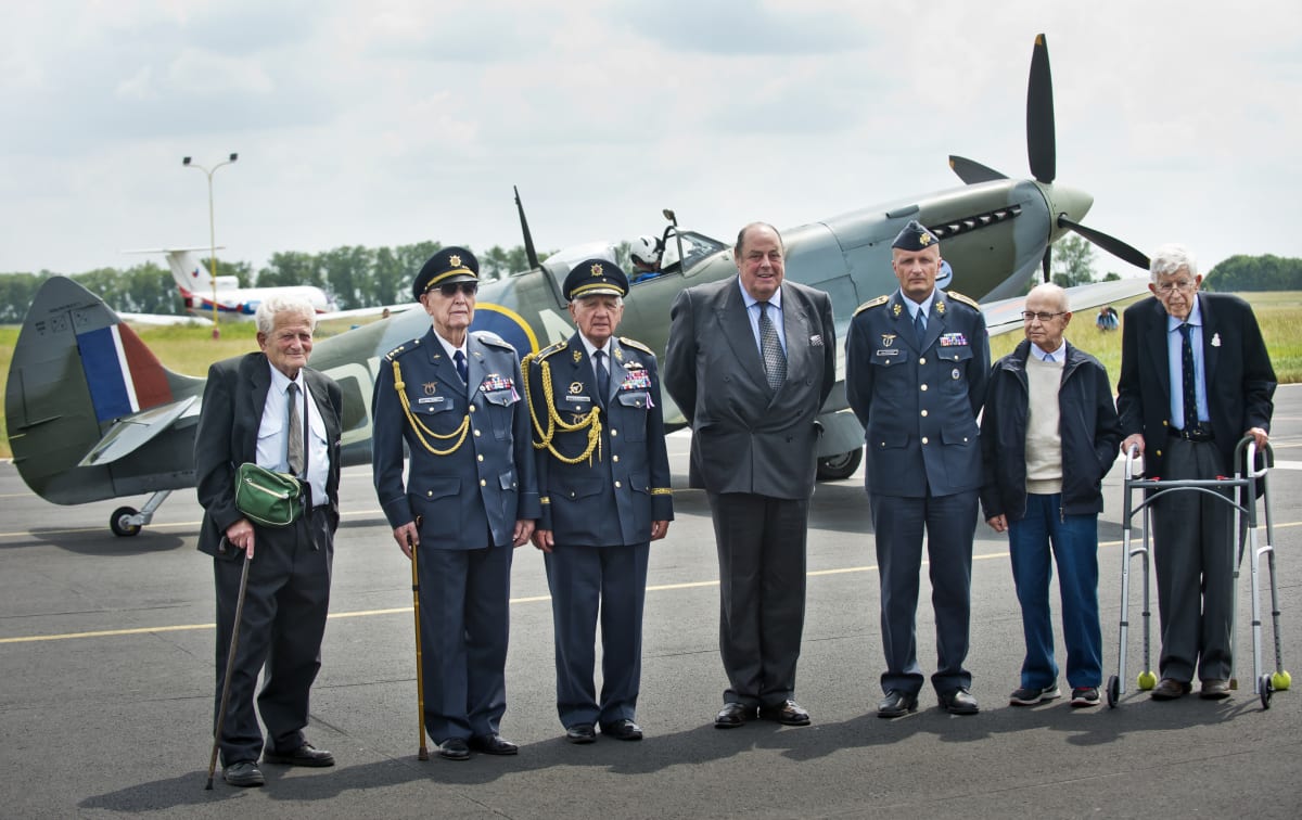 Tomáš Lom (vlevo) s dalšími veterány před letounem Spitfire