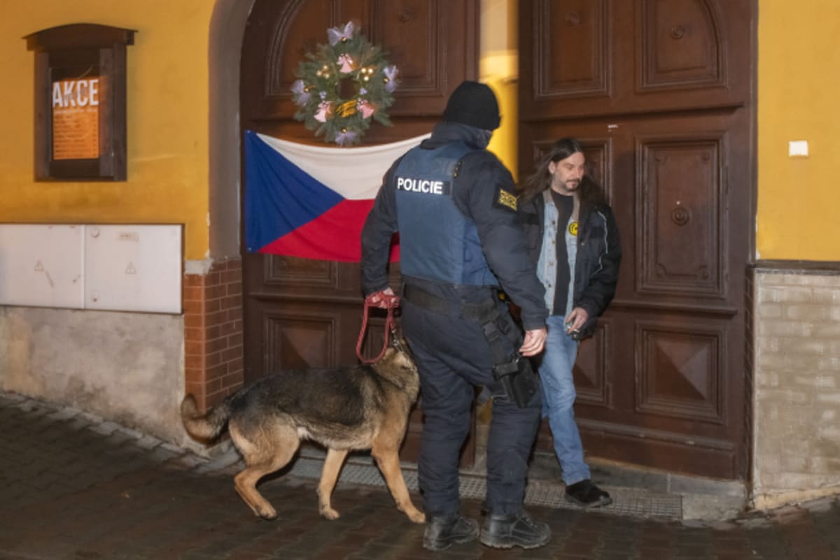 Policista se psem přichází do restaurace Malý Janek v Jincích na Příbramsku.