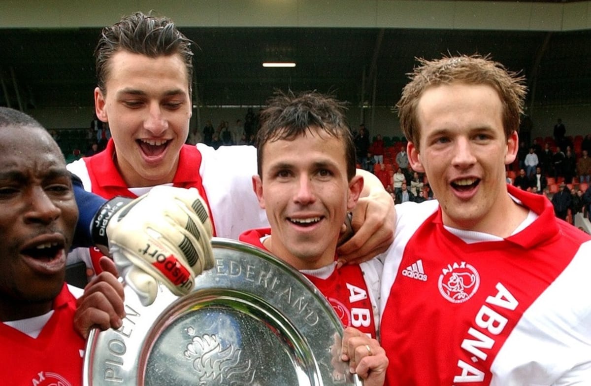 Na konci sezony 2001/2002 získal Ajax Amsterdam titul. Na fotce z oslav je i Tomáš Galásek (druhý zprava) a Zlatan Ibrahimovic (vlevo vedle něj).