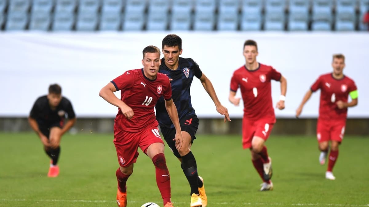 Čeští fotbaloví reprezentanti do 21 let už znají své soupeře pro skupinu mistrovství Evropy. Na fotografii je u míče útočník Ondřej Šašinka.