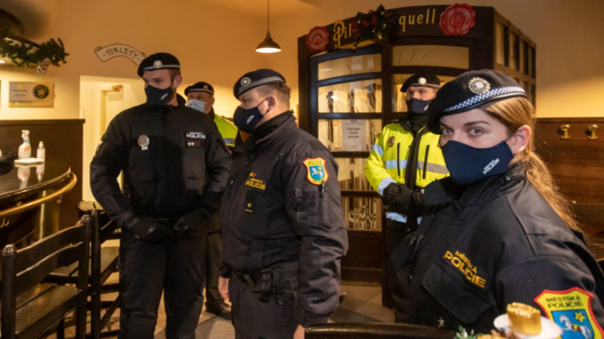 Policisté kontrolují restauraci a pivnici U Rady v centru Ostravy. 