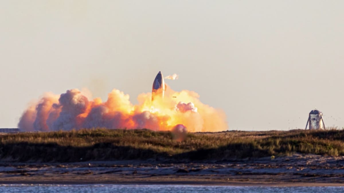 Prototyp rakety společnosti SpaceX se při přistání roztrhl (Foto: TESLARATI/Richard Angle)