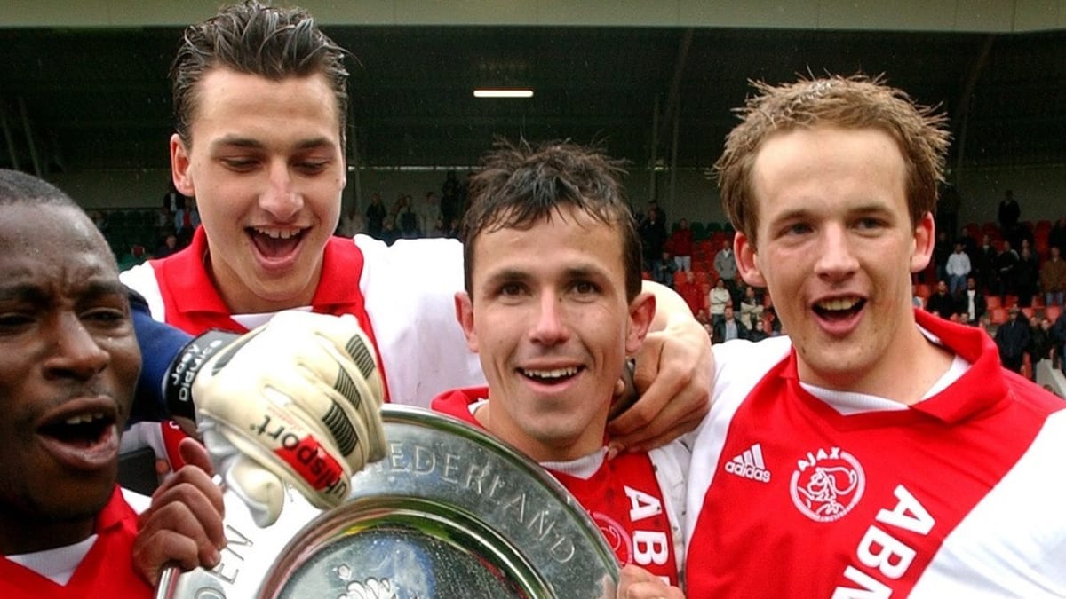 Na konci sezony 2001/2002 získal Ajax Amsterdam titul. Na fotce z oslav je i Tomáš Galásek (druhý zprava) a Zlatan Ibrahimovic (vlevo vedle něj).