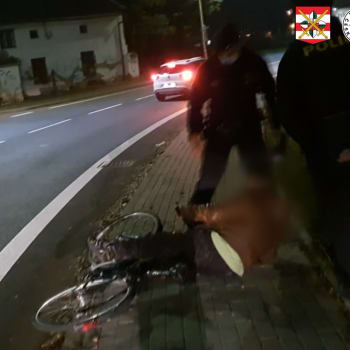 Opilý cyklista spadl před policisty z kola.