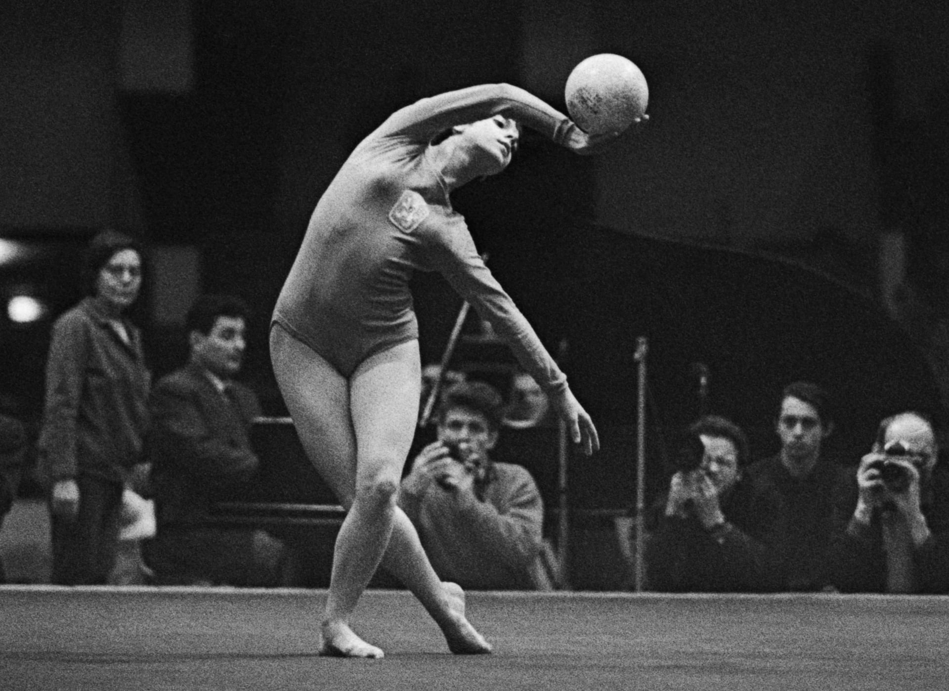Hana Mičechová při cvičení s míčem na mistrovství světa v umělecké gymnastice v pražské Sportovní hale v roce 1965.
