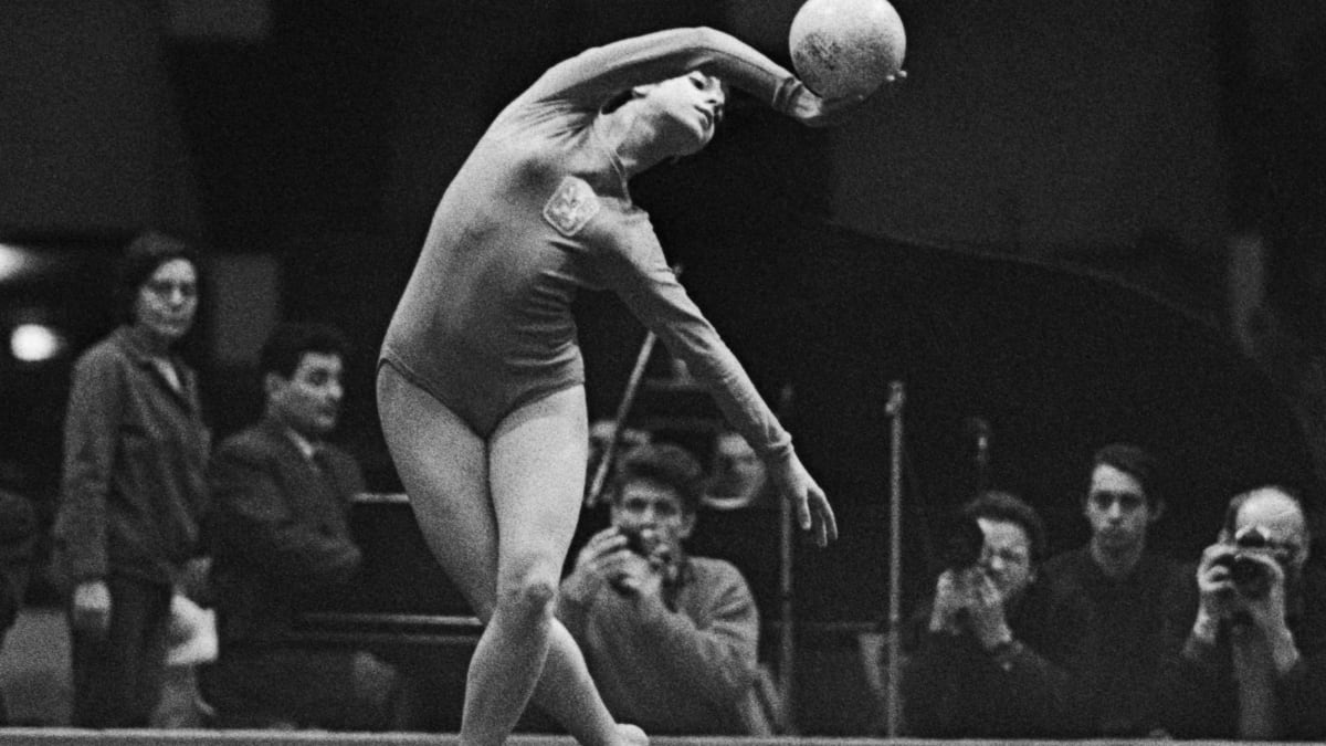 Hana Mičechová při cvičení s míčem na mistrovství světa v umělecké gymnastice v pražské Sportovní hale v roce 1965.