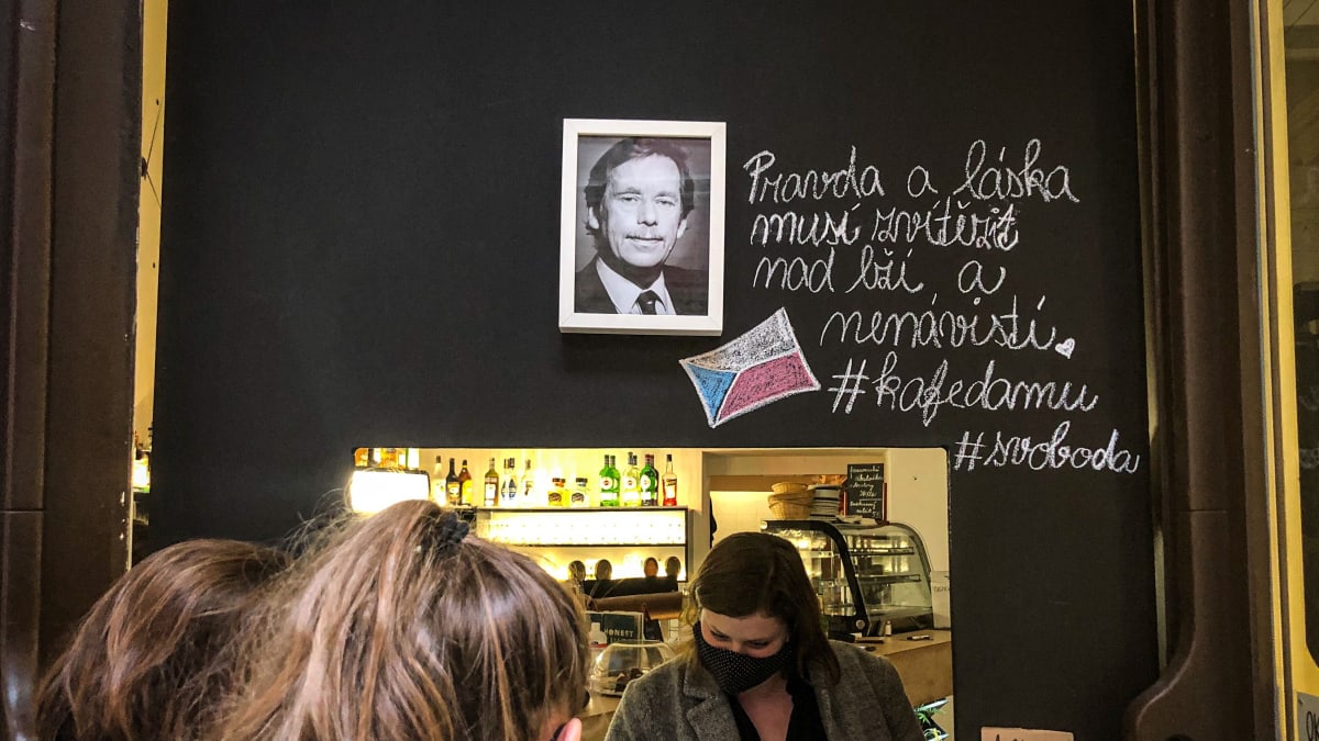 Zákaz prodeje nealkoholických nápojů z výdejních okének je posledním hřebíčkem do rakve, tvrdí spolumajitel tří kaváren v Praze Martin Špetlík.