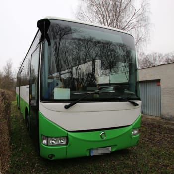Neznámý zloděj ukradl autobus MHD v Ústí nad Orlicí a nechal jej odstavený u garáží osobních aut ve městě.