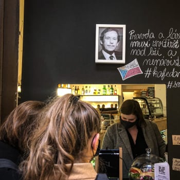 Zákaz prodeje nealkoholických nápojů z výdejních okének je posledním hřebíčkem do rakve, tvrdí spolumajitel tří kaváren v Praze Martin Špetlík.