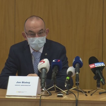 Ministr zdravotnictví Jan Blatný (za ANO) a další zástupci ministerstva v pátek na pravidelné tiskové konferenci zhodnotili po týdnu další vývoj epidemie koronaviru. 
