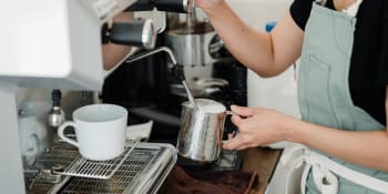 Vláda zakázala prodej kávy s sebou z výdejních okének, chce tak zabránit shlukování