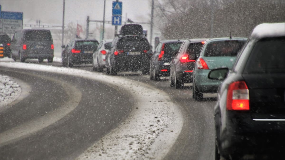 Řidiči na většině českého území by si měli dát pozor na silnicích hlavně kvůli ledovce či rozbředlému sněhu. (ZDROJ: Pixabay)