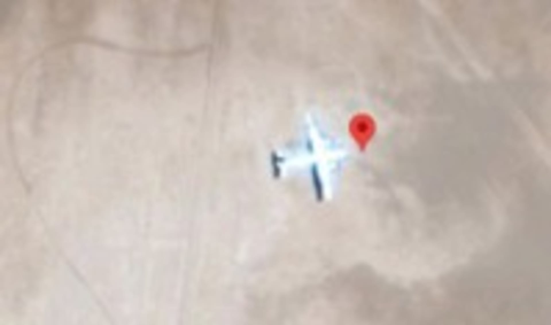 Letadlo se nachází uprostřed libyjské pouště.