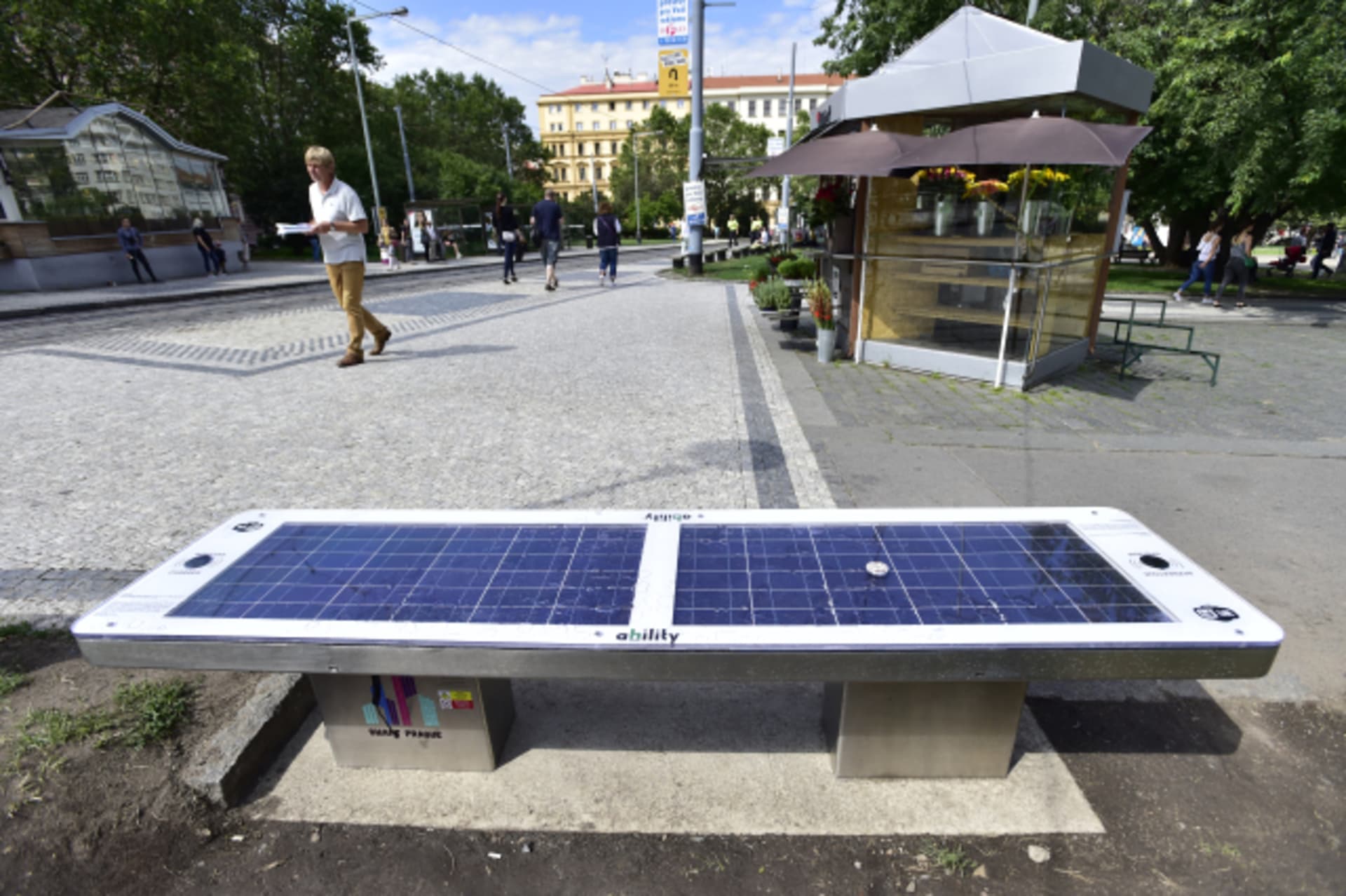 Na náměstí Míru se chytrá lavička objevila v roce 2017.
