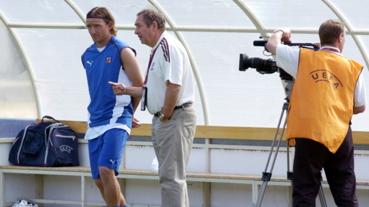Vladimír Šmicer (vlevo) a Gérard Houllier, který se zúčastnil tréninku české reprezentace v roce 2004.