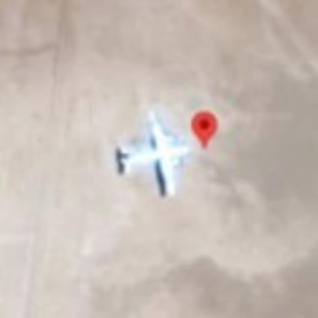 Letadlo se nachází uprostřed libyjské pouště.