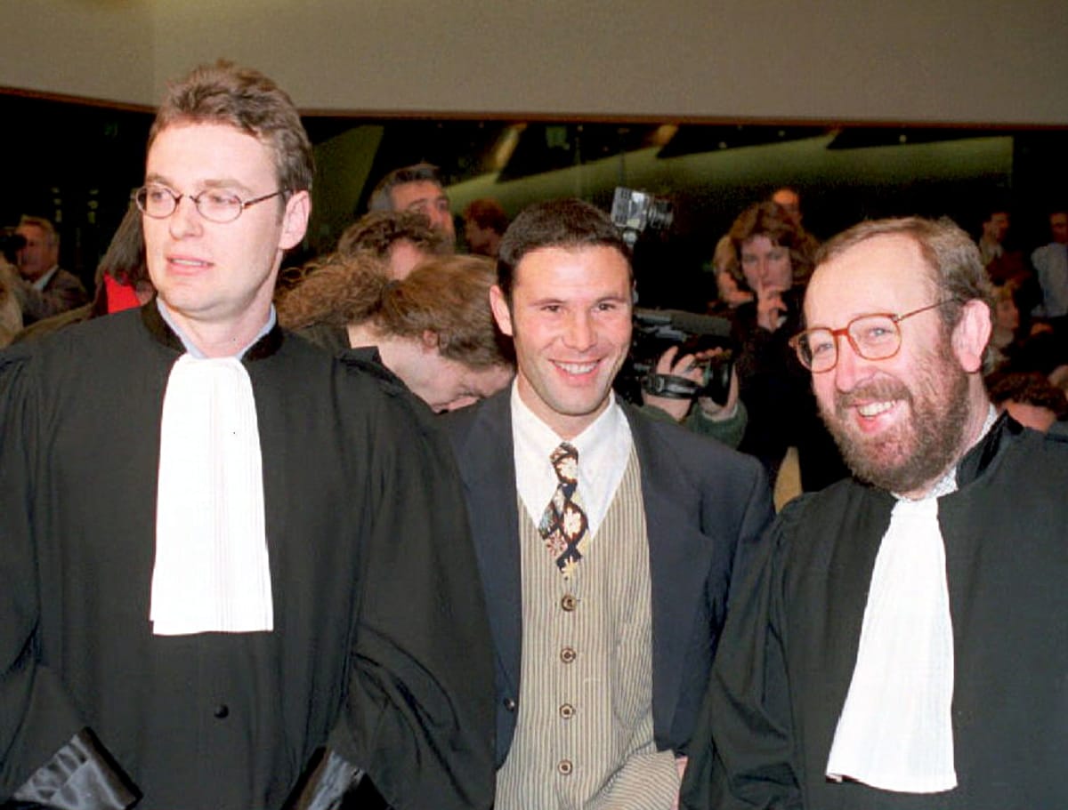 Jean-Marc Bosman (uprostřed) se svými právníky Lukem Missonem a Jeanem-Louisem Dupont (vlevo) po soudním jednání 15. prosince 1995 