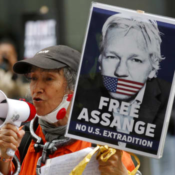Demonstrace na podporu Juliana Assange