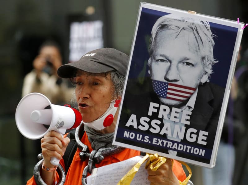 Demonstrace na podporu Juliana Assange