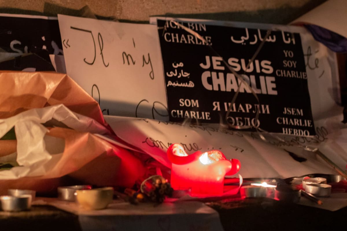 Spontánní pomníček po útoku na redakci Charlie Hebdo.