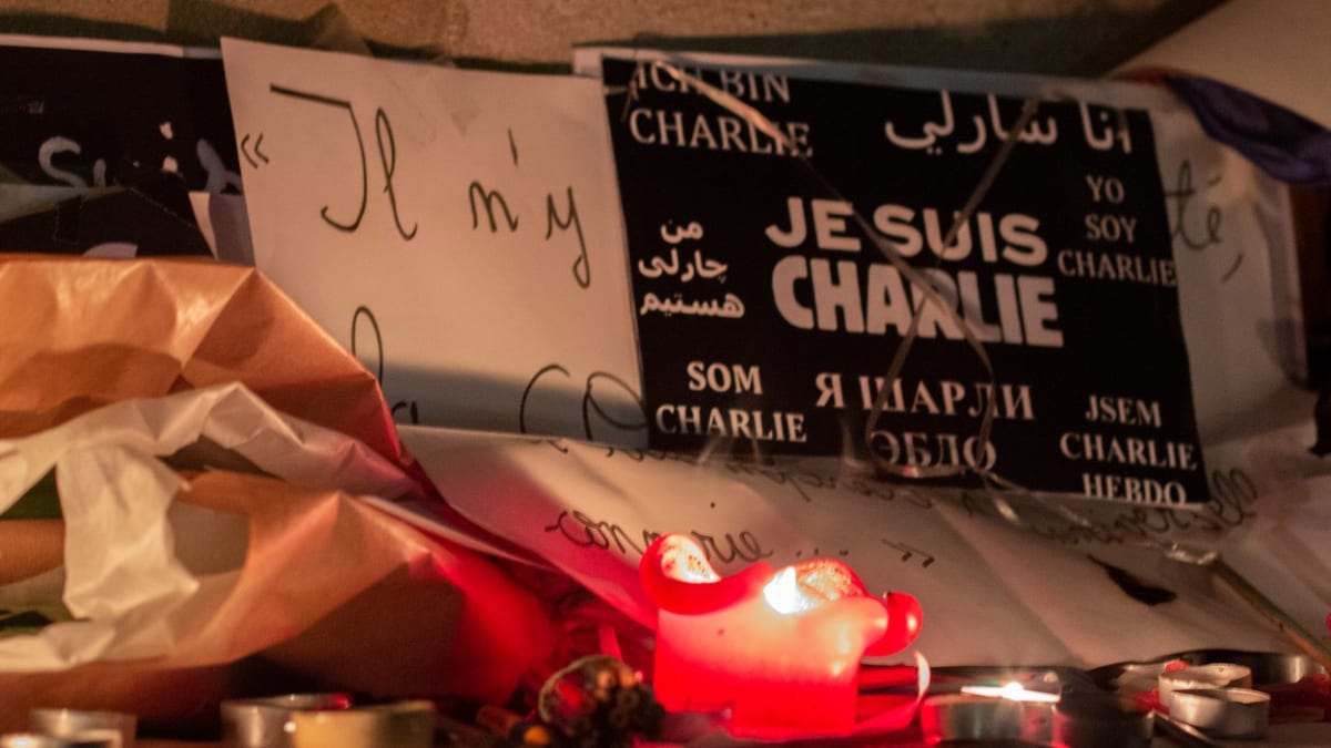 Spontánní pomníček po útoku na redakci Charlie Hebdo.