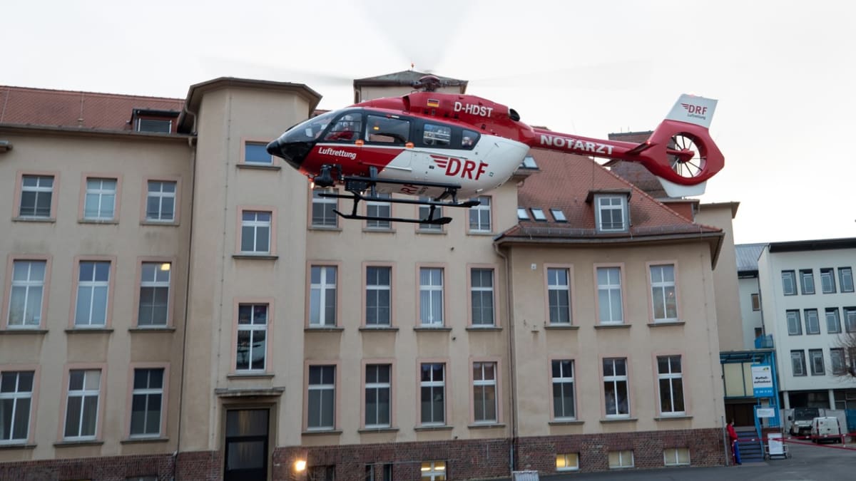 Vrtulník přistává u nemocnice v německé Žitavě.