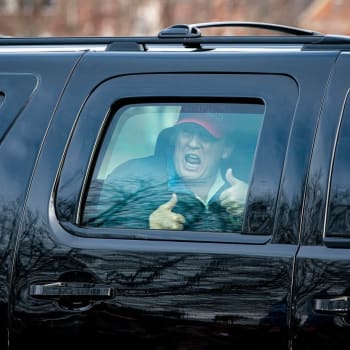 Donald Trump zdraví své příznivce při cestě do golfového klubu.