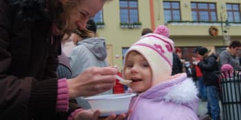 Stát bude platit výživné na děti do výše 3000 korun měsíčně za neplatiče alimentů